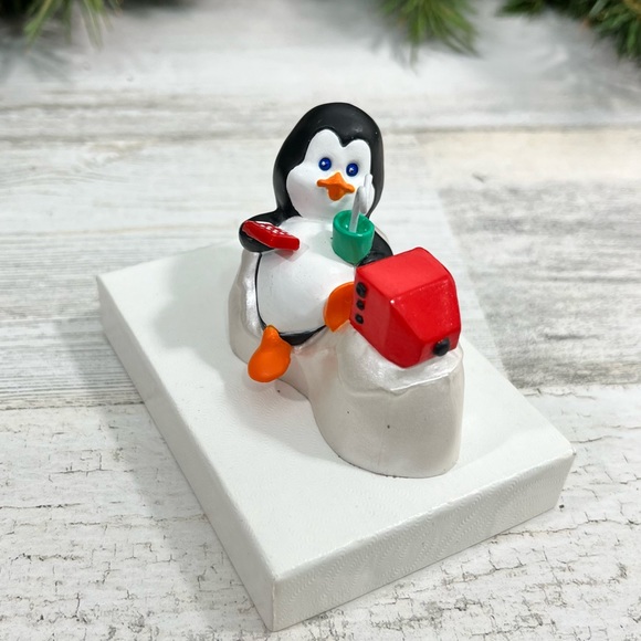 ⭐️ 4/$25 Vintage Hallmark Polar TV Christmas Ornament 1990 Penguin Television - Picture 6 of 10
